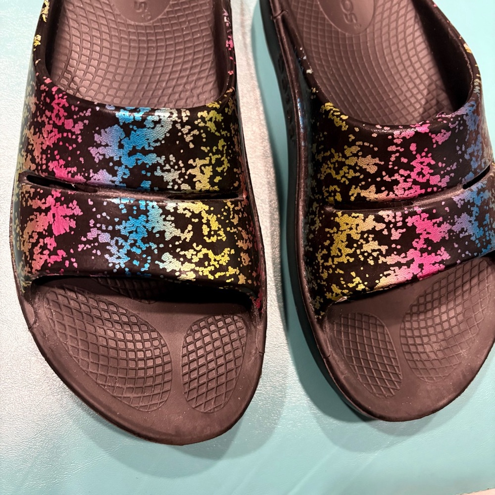 Like New Oofos OOaah Limited 80s Arcade Black Recovery Slide Sandals - Picture 2 of 6